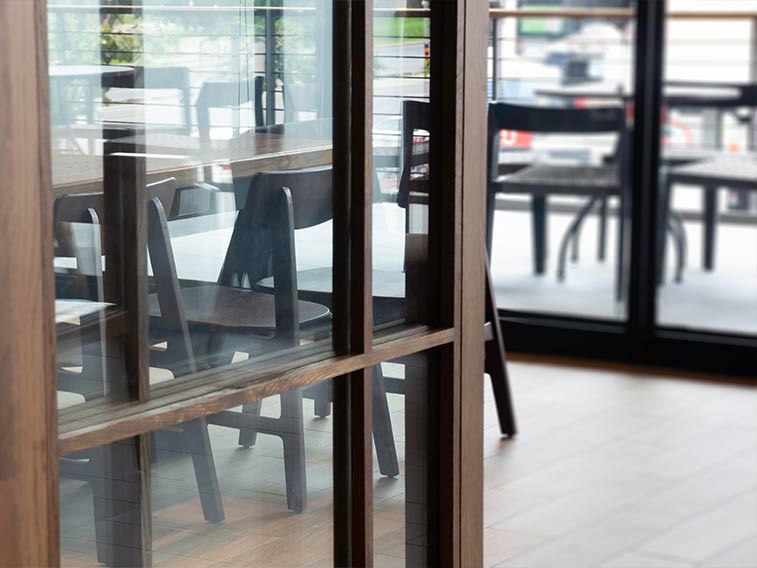 instalación puertas aluminio restaurantes Barcelona